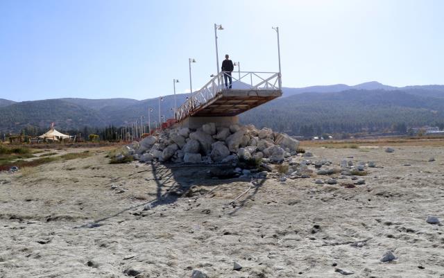 Burdur Gölü can çekişiyor! 5 yıl önce su içinde olan iskele ise gölden 18 metre uzaklaştı