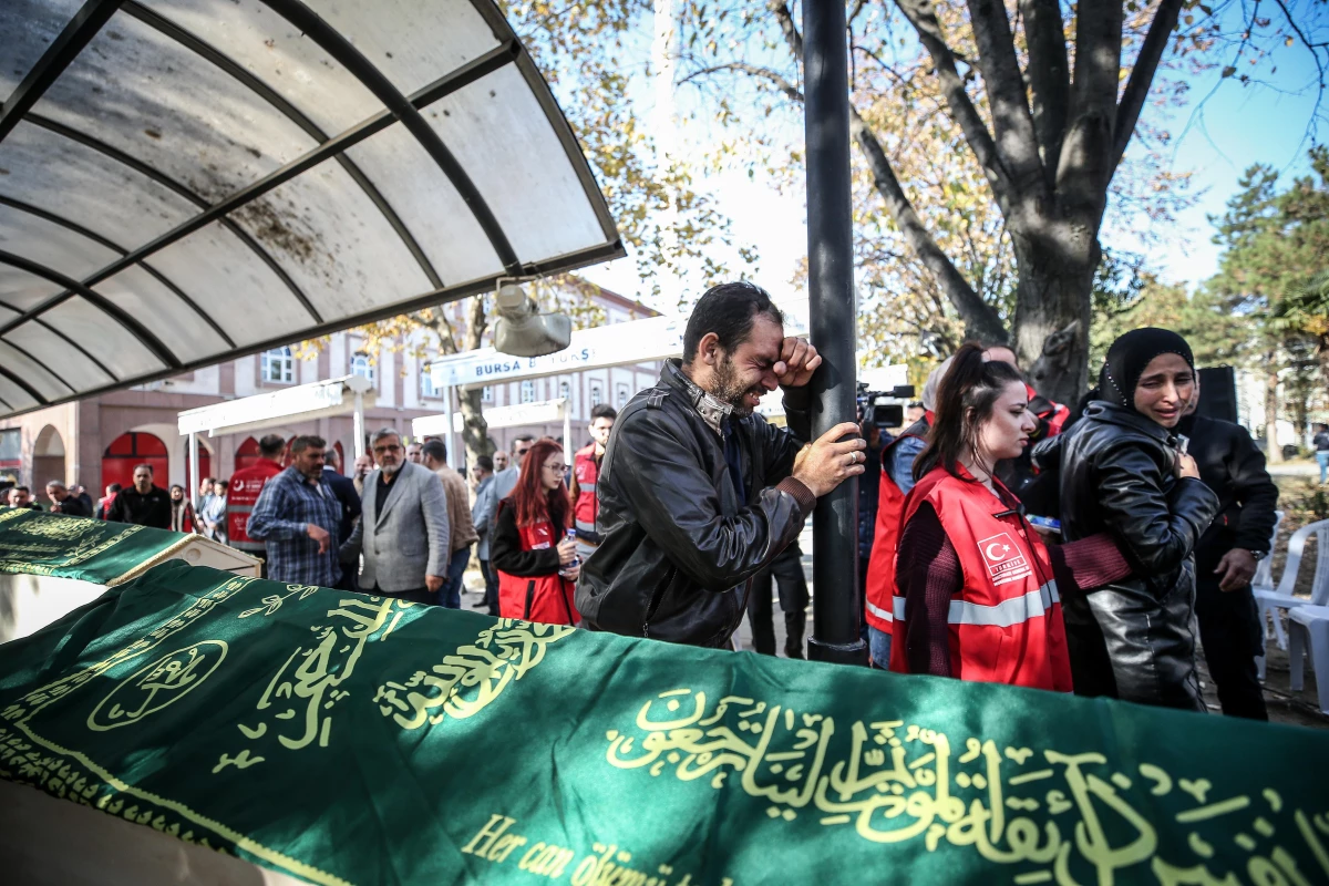 Bursa\'daki yangında ölen anne ile 8 çocuğun cenazeleri defnedildi