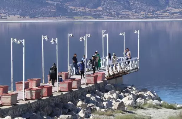 ÇEKİLME OLAN BURDUR GÖLÜ'NDE İSKELE, 18 METRE UZAKLAŞTI