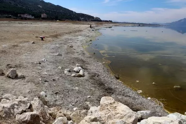 ÇEKİLME OLAN BURDUR GÖLÜ'NDE İSKELE, 18 METRE UZAKLAŞTI