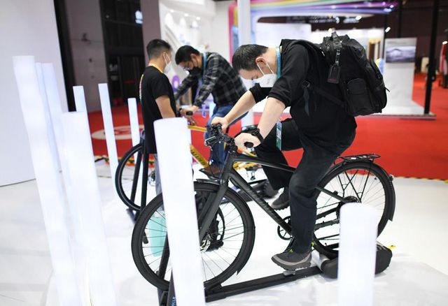 Çin'deki İthalat Fuarında Katılımcılar Yeni Sportif Ürünleri Denedi