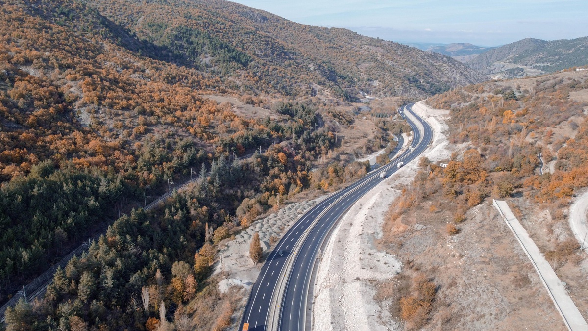 Dört bölgenin kesişimindeki Bilecik\'in yolları sonbaharda rengarenk oldu