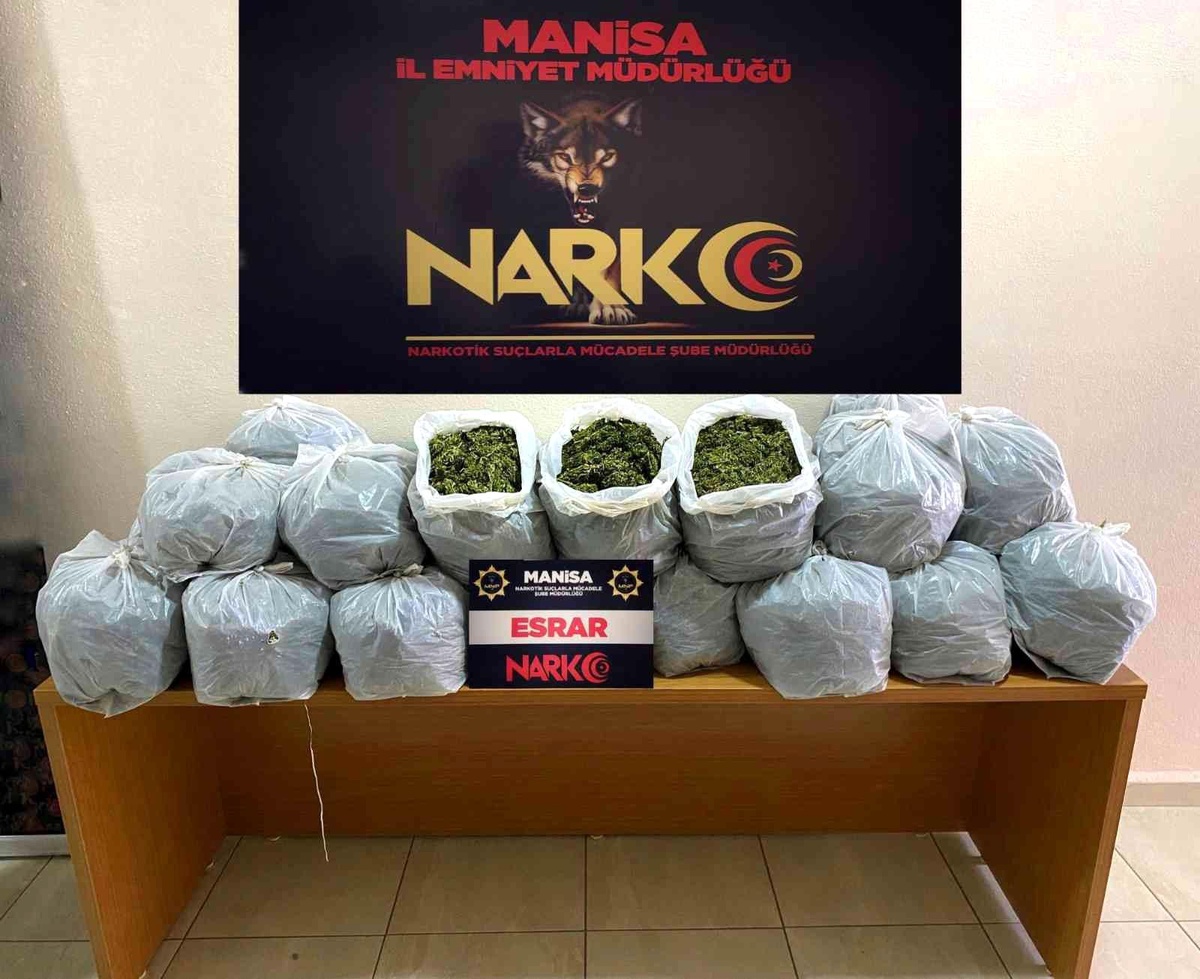 Durdurulan araçta 26 kilo esrarla yakalandı: 4 gözaltı