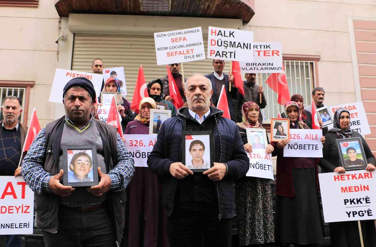 Erzincan\'dan giden iki aile Diyarbakır annelerinin oturma eylemine katıldı
