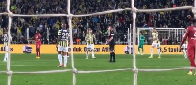 Fenerbahçe - Sivasspor maçına Serdar Aziz'in sevinç gösterisi damga vurdu