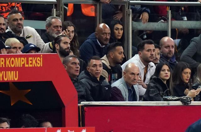 Galatasaray efsanesi Mondragon, Ofspor maçında ortaya çıktı! Görenler 'Çok yaşlanmış' demeden edemedi