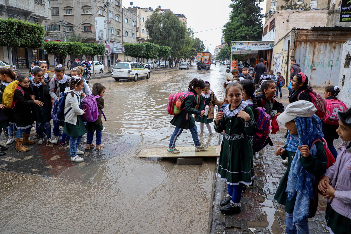 Gazze\'de Şiddetli Yağıştan Etkilenen Mülteci Kampındaki Çocuklar