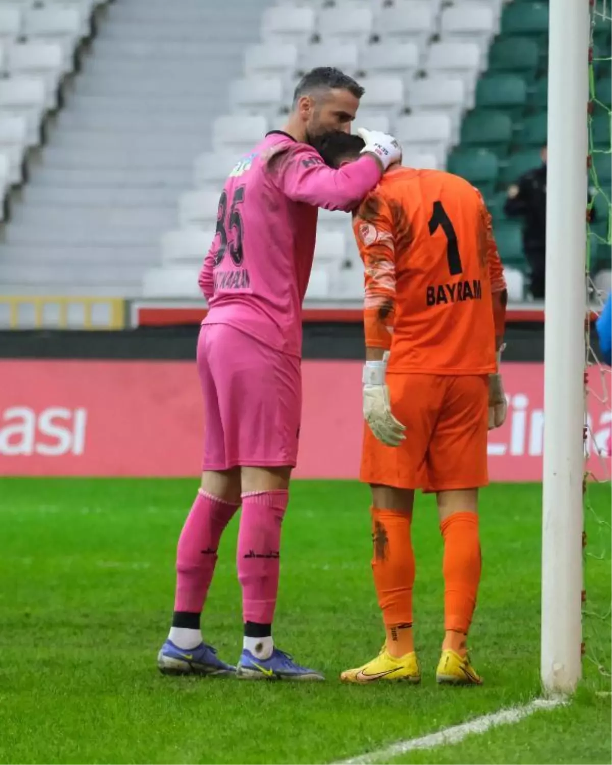 Gözyaşlarını tutamayan kaleciyi, rakibi teselli etti