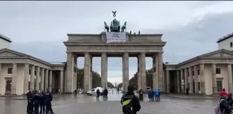 İklim aktivistleri, Berlin'de tarihi Brandenburg kapısının üzerine çıktı