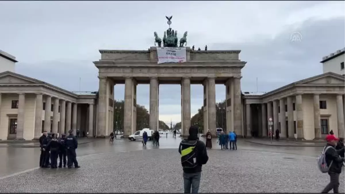 İklim aktivistleri, Berlin\'de tarihi Brandenburg kapısının üzerine çıktı