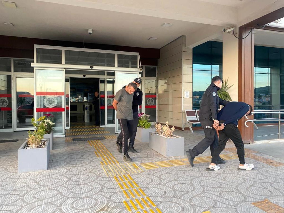 İzmir\'de bazı istasyonundan aküleri çalan hırsızlara suçüstü