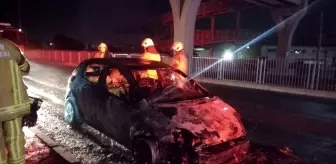 İzmir'de seyir halindeki otomobil alev alev yandı