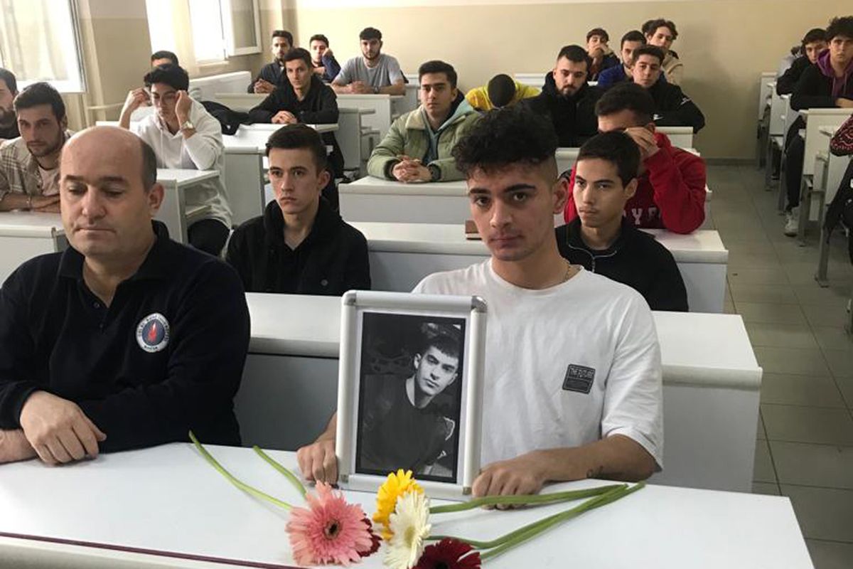 İzmir\'deki depremde balkondan atlayarak hayatını kaybeden genç okulunda anıldı