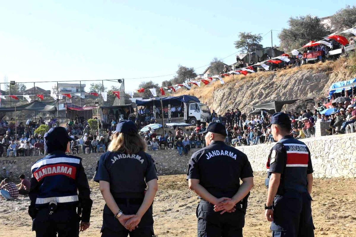 Jandarma, boğa güreşlerinde kuş uçurtmadı
