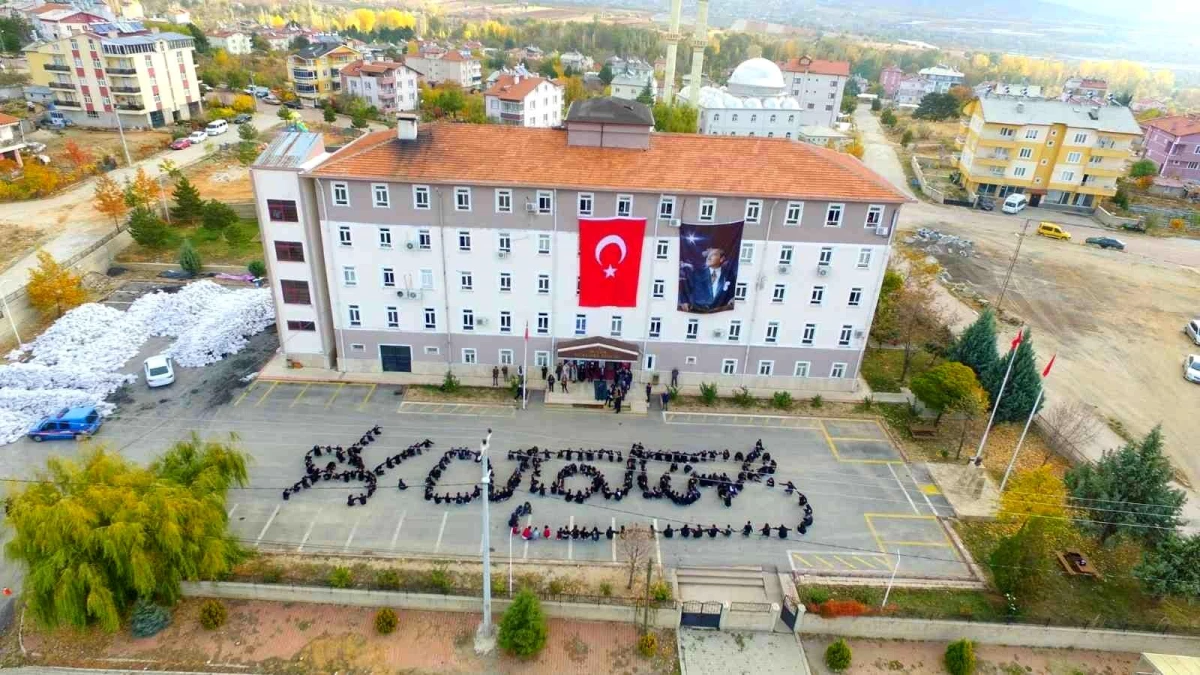 Konya\'da öğrenciler Atatürk\'ün imzasını oluşturdu
