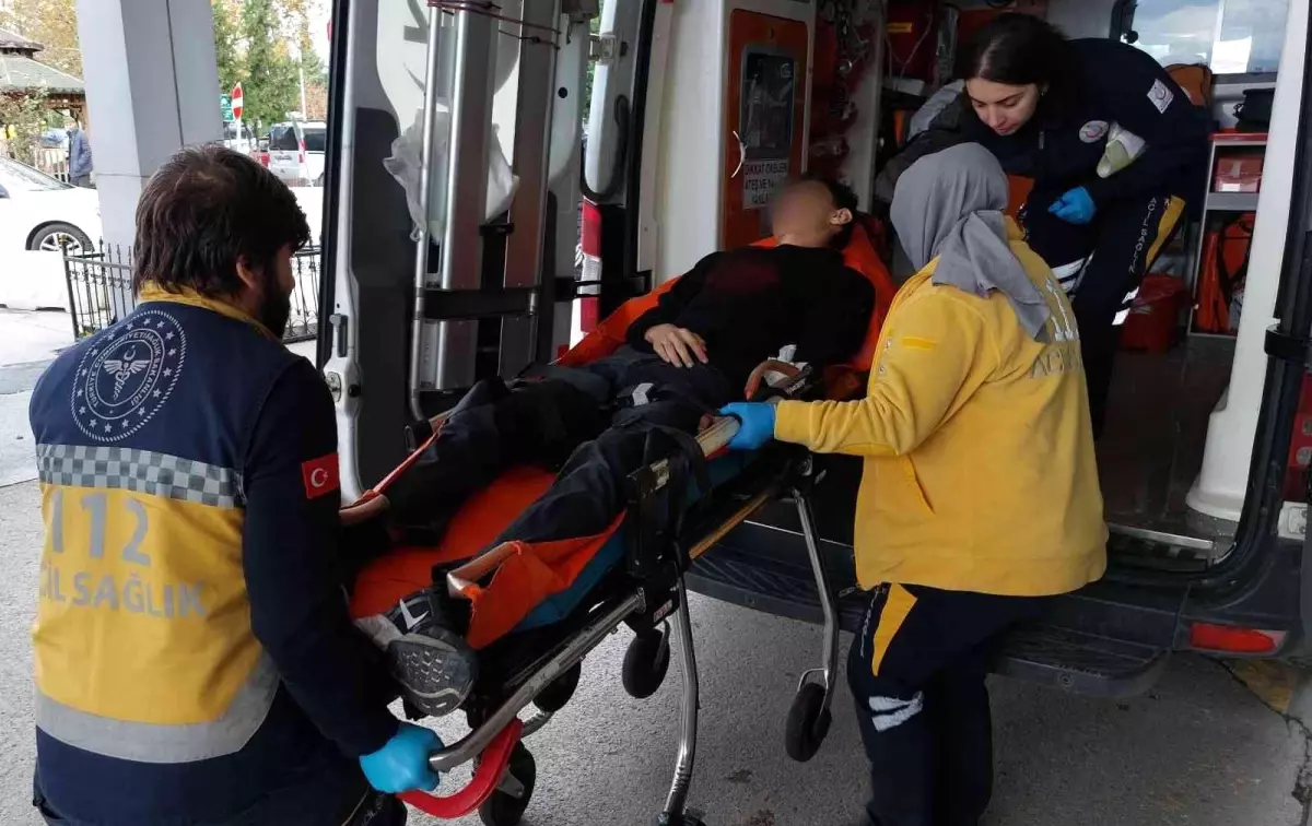 Lise öğrencisi okulda kendini bıçakla yaraladı