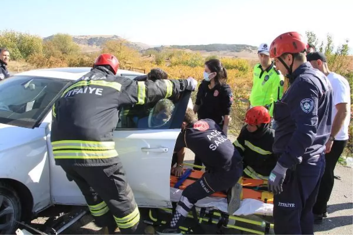 Manisa\'da otomobiller çarpıştı: 1\'i ağır 4 yaralı