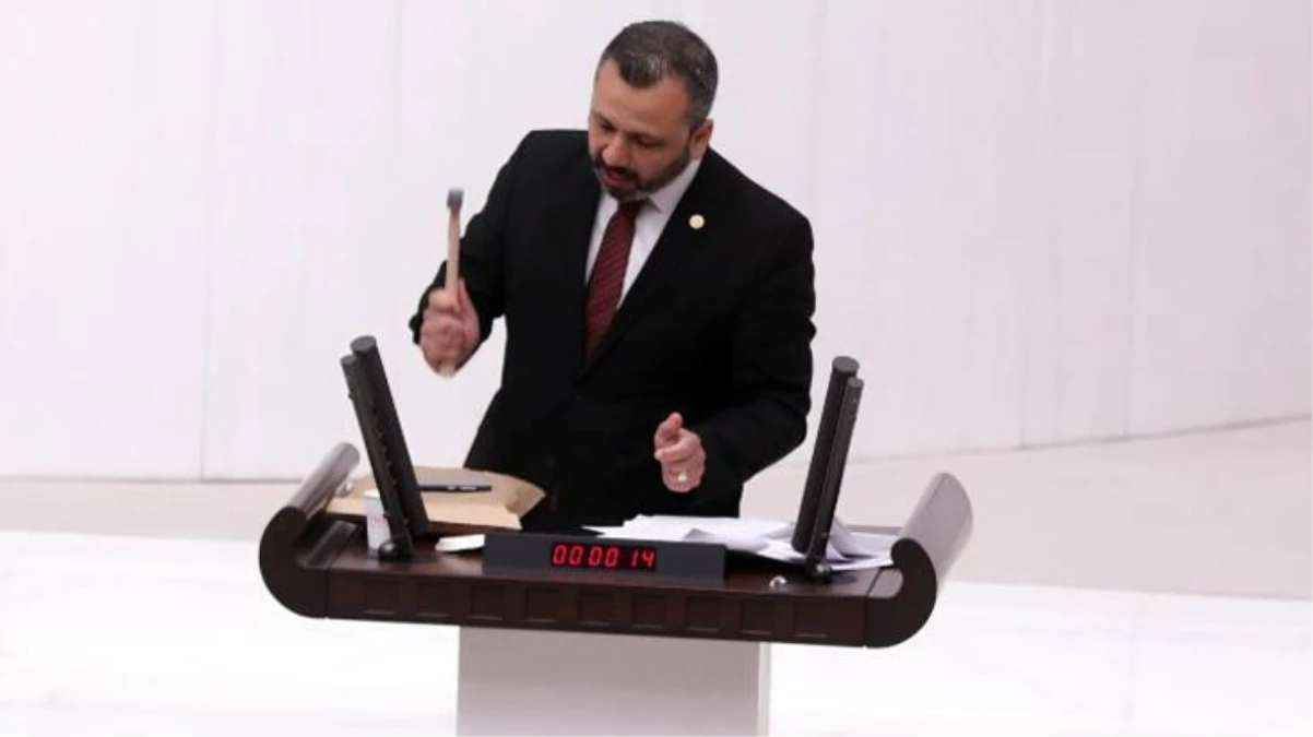 CHP\'li vekil Erbay, kürsüde çekiçle cep telefonu kırmıştı! Meclis Başkanlığı, kürsüye zarar verdiği gerekçesiyle 10 bin lira ceza kesti