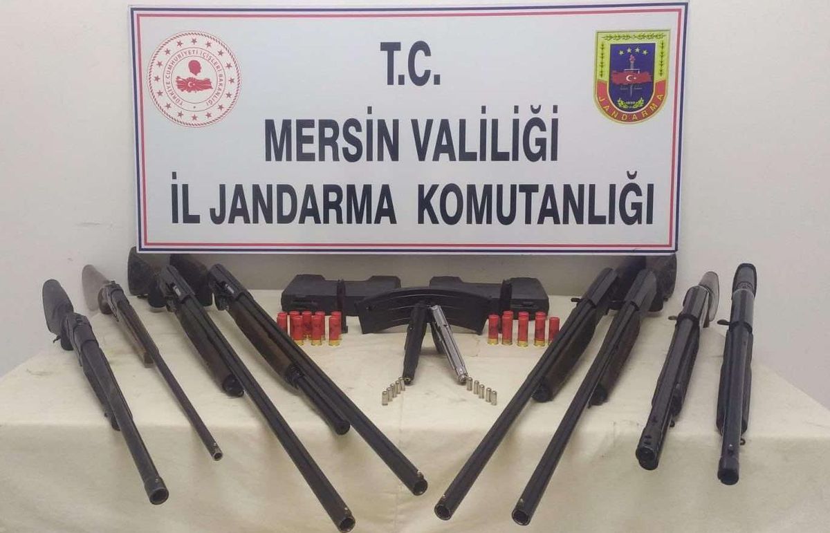Mersin\'de kaçak silah ticareti yaptıkları iddiasıyla 2 zanlı yakalandı