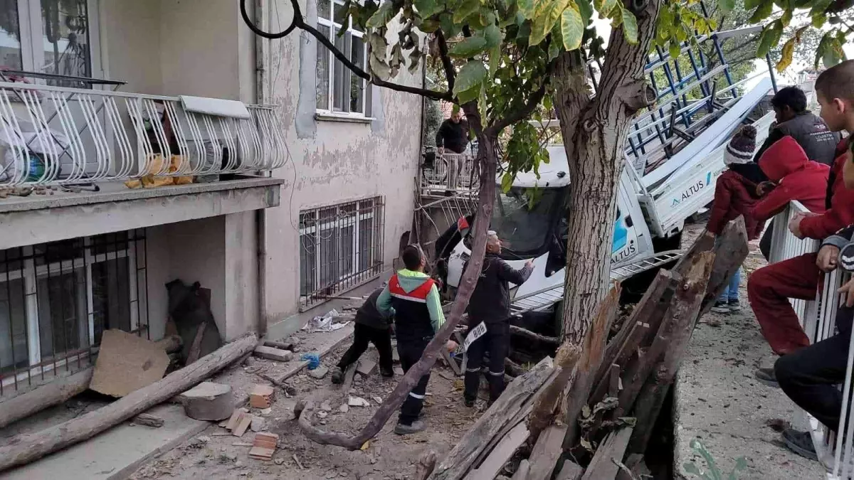 Isparta\'da otomobille çarpışan kamyonet bahçe duvarına çarparak durabildi