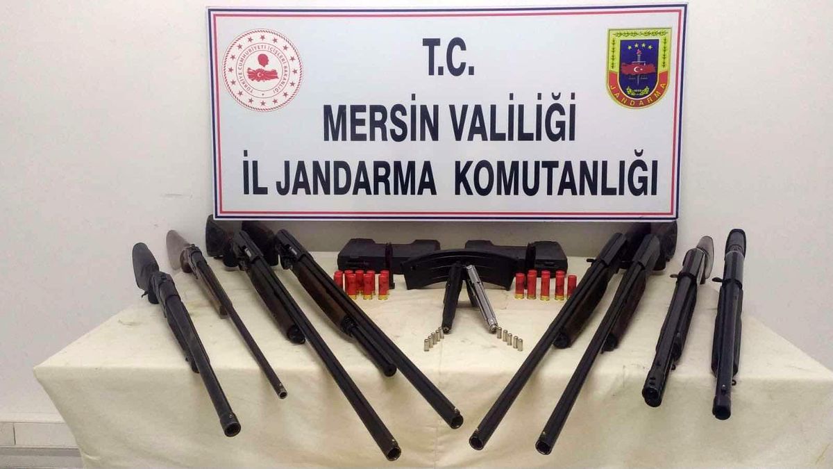 Otomobilde 8 ruhsatsız av tüfeği ile 2 tabanca ele geçirildi