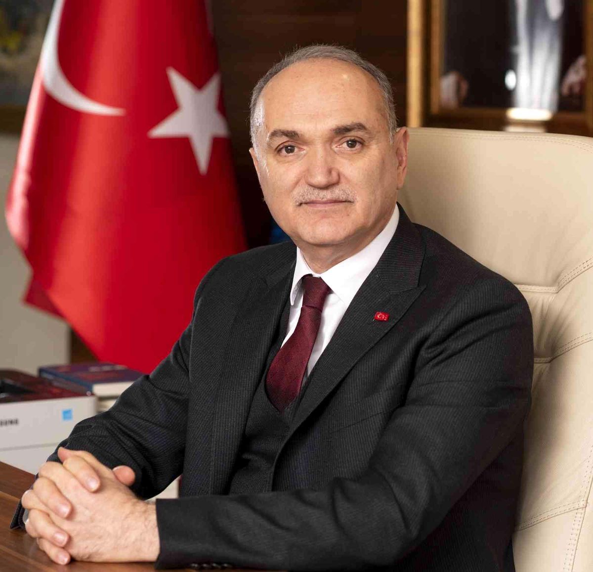 Özlü "Kahraman bir asker, büyük bir liderdir"