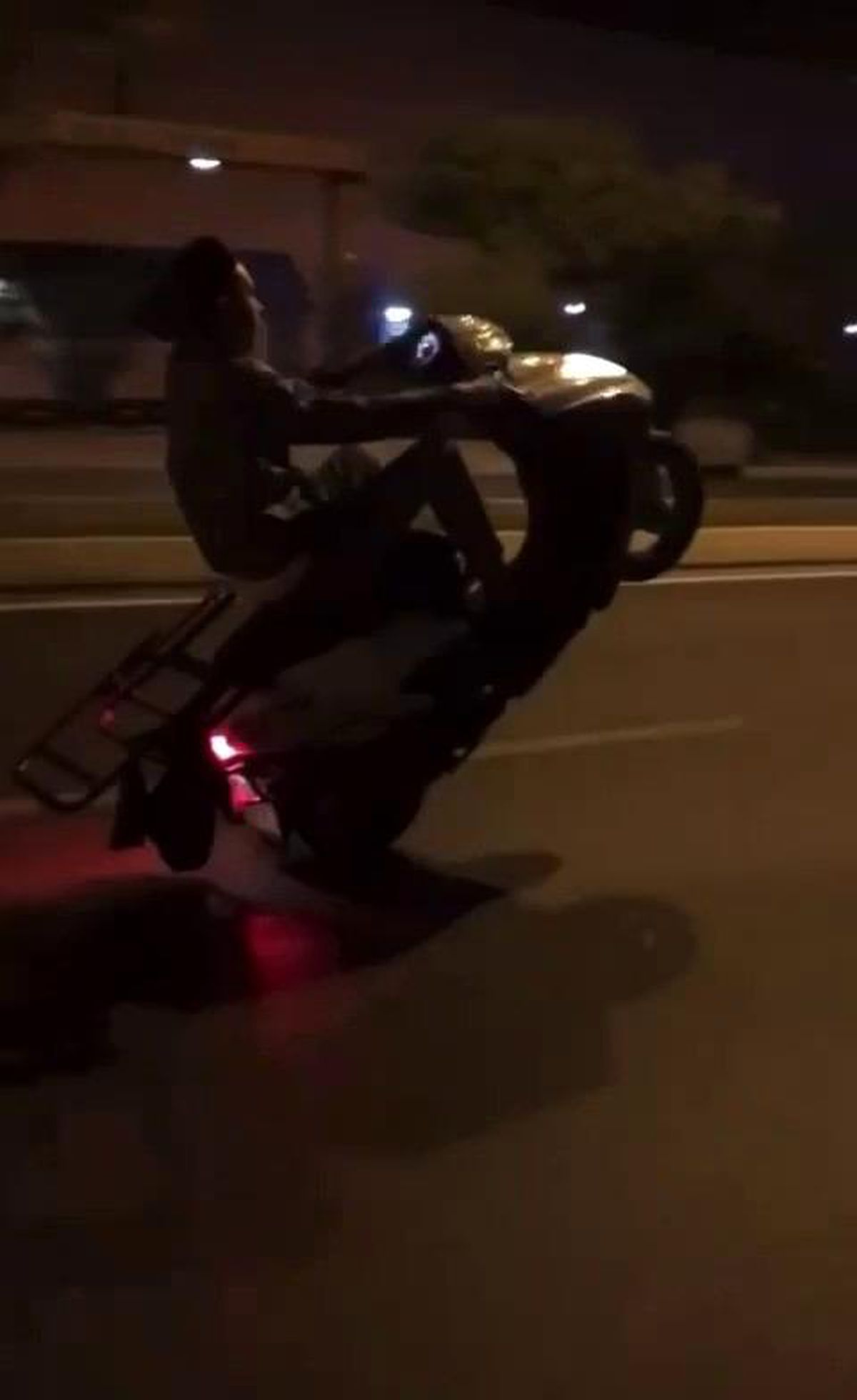Pendik\'te motosiklet ile tek teker üzerinde tehlikeli yolculuk kamerada