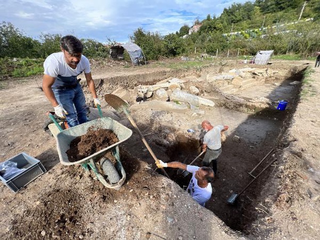 Bir eşi daha yok! Amasra'da bulunan tılsımlı muska arkeologları heyecanlandırdı Bir eşi daha yok! Amasra'da bulunan tılsımlı muska arkeologları heyecanlandırdı