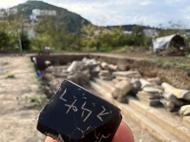 Bir eşi daha yok! Amasra'da bulunan tılsımlı muska arkeologları heyecanlandırdı Bir eşi daha yok! Amasra'da bulunan tılsımlı muska arkeologları heyecanlandırdı