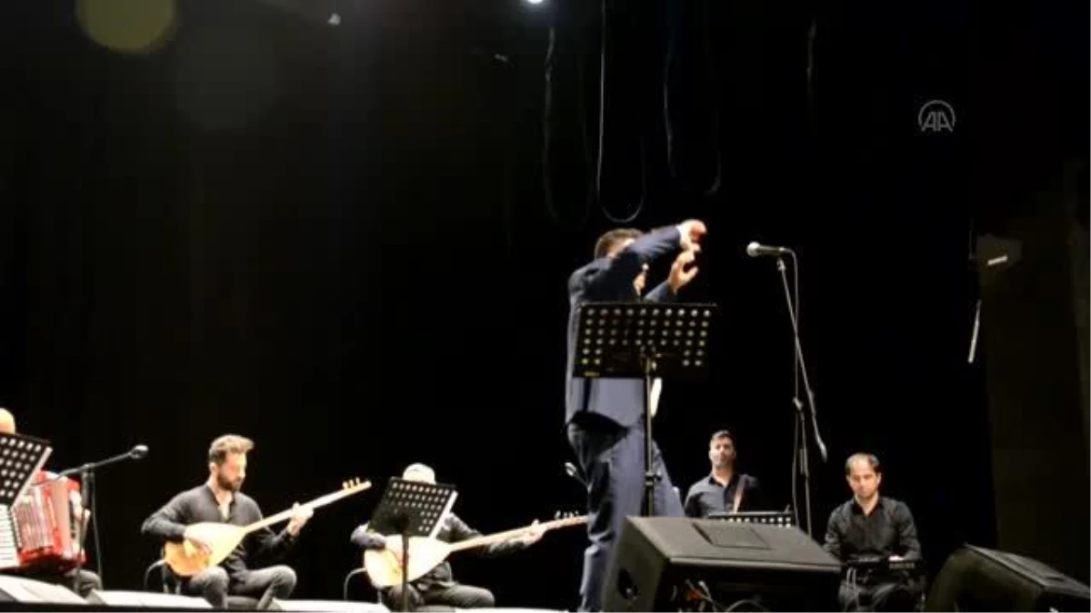 Bursa\'da solist Ali Enginay sahne aldı