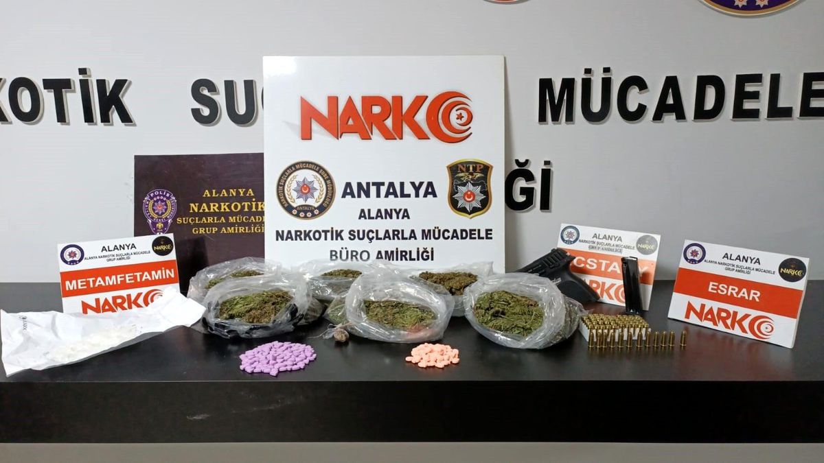 Şüphe üzerine durdurulan araçtan uyuşturucu ve silah çıktı
