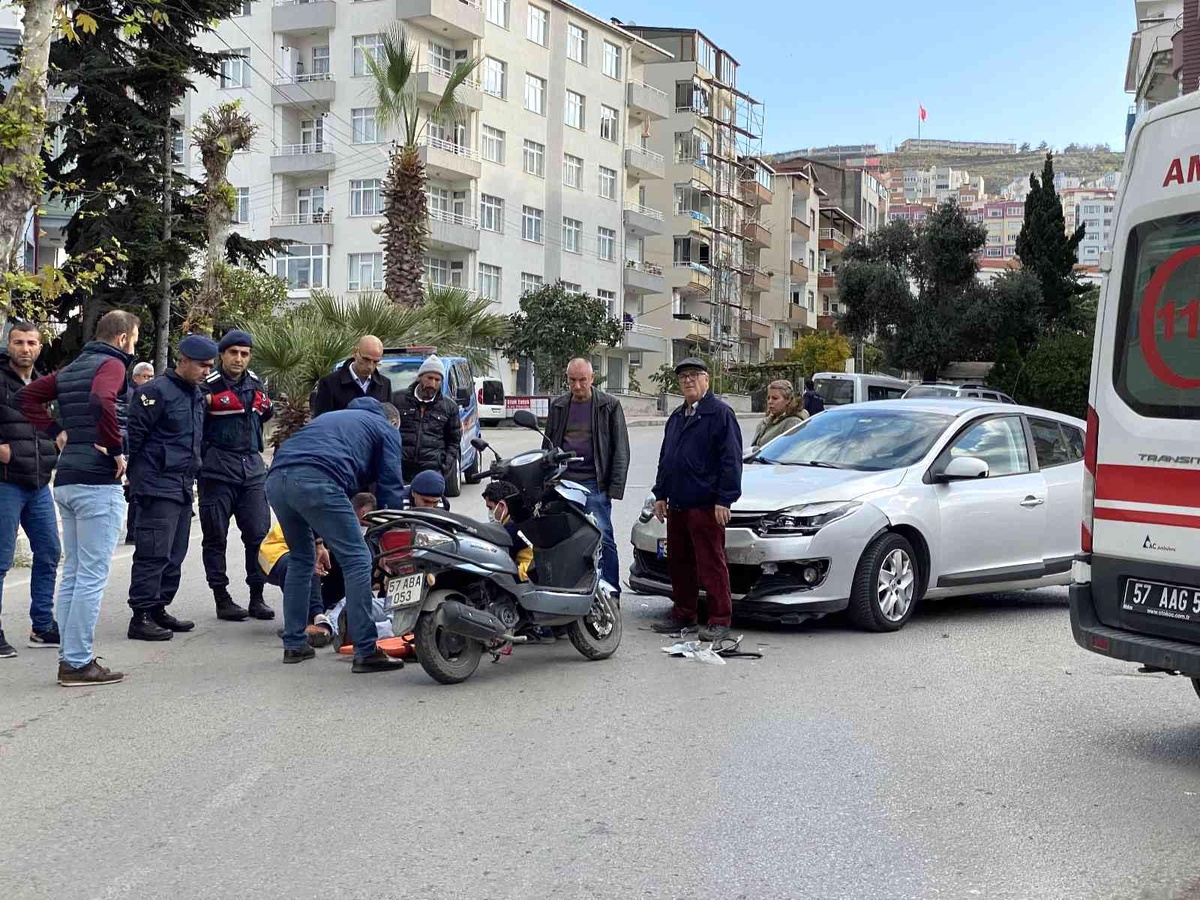 Sinop\'ta otomobille çarpışan motosiklet sürücüsü yaralandı