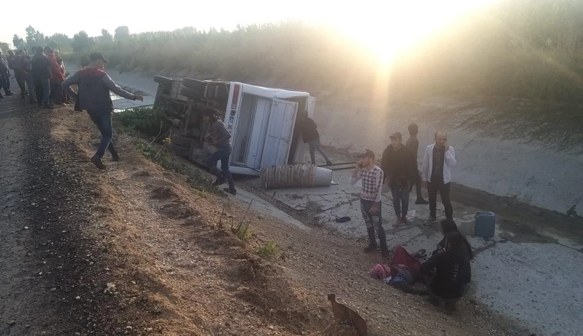 Adana\'da sulama kanalına devrilen midibüsteki 12 kişi yaralandı