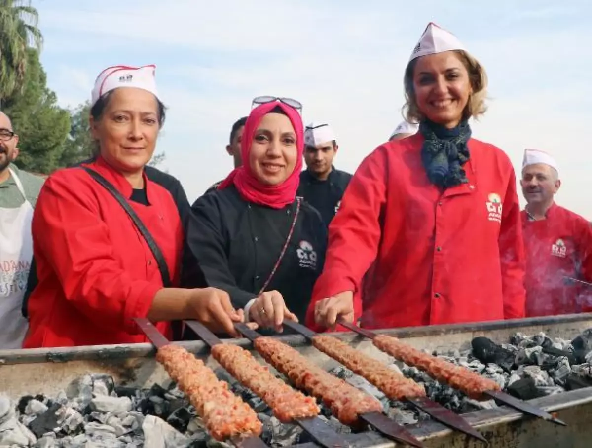 ADANA KEBABININ YAPIMINI USTALARINDAN ÖĞRENDİLER