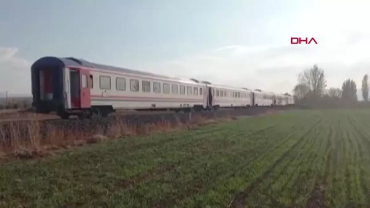 AFYON\'DA TREN HEMZEMİN GEÇİTTE MİNİBÜSLE ÇARPIŞTI 2 YARALI