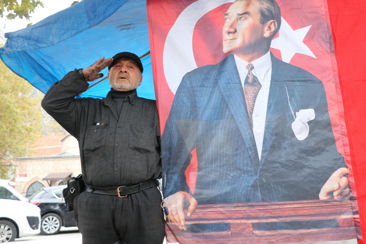 Amasya\'da ayakkabı boyacısı siren sesi sırasında gözyaşlarını tutamadı