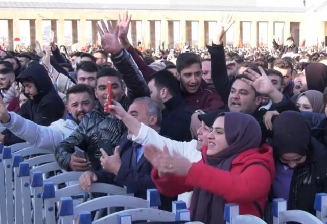 Anıtkabir'deki 10 Kasım Töreninde, Yine Slogan Atıldı: Her Yer Tayyip, Her Yer Erdoğan Anıtkabir'deki 10 Kasım Töreninde, Yine Slogan Atıldı: Her Yer Tayyip, Her Yer Erdoğan