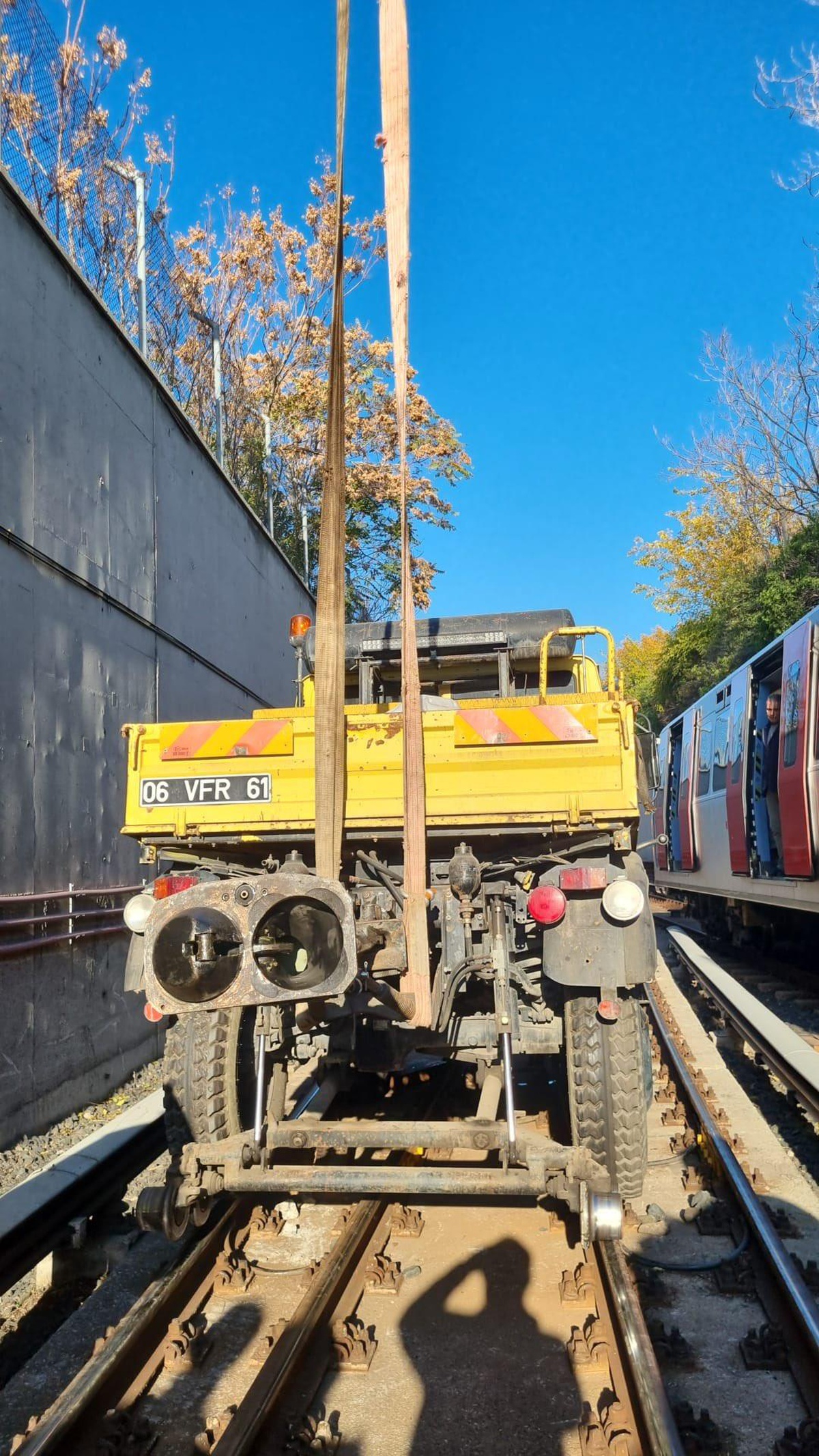 Ankara Büyükşehir Belediyesi\'nden Metro Açıklaması: "Rutin Hat Bakım Çalışmaları Yapan \'Unimog\' Aracı Sabah Saatlerinde Raydan Çıkmıştır"
