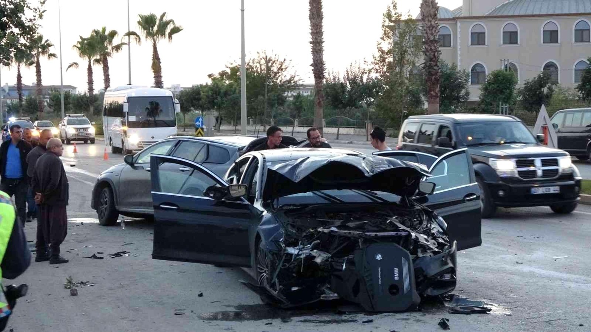 Antalya\'da çarpışan otomobiller hurdaya döndü: 1 yaralı