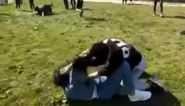 ANTALYA'DA ORTAOKULLU KIZLAR YİNE SAÇ SAÇA KAVGA ETTİ ANTALYA'DA ORTAOKULLU KIZLAR YİNE SAÇ SAÇA KAVGA ETTİ