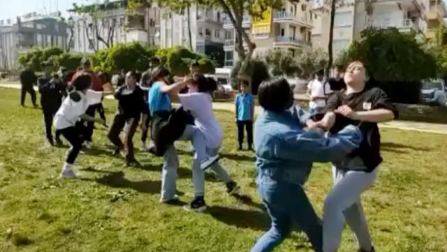 ANTALYA'DA ORTAOKULLU KIZLAR YİNE SAÇ SAÇA KAVGA ETTİ ANTALYA'DA ORTAOKULLU KIZLAR YİNE SAÇ SAÇA KAVGA ETTİ
