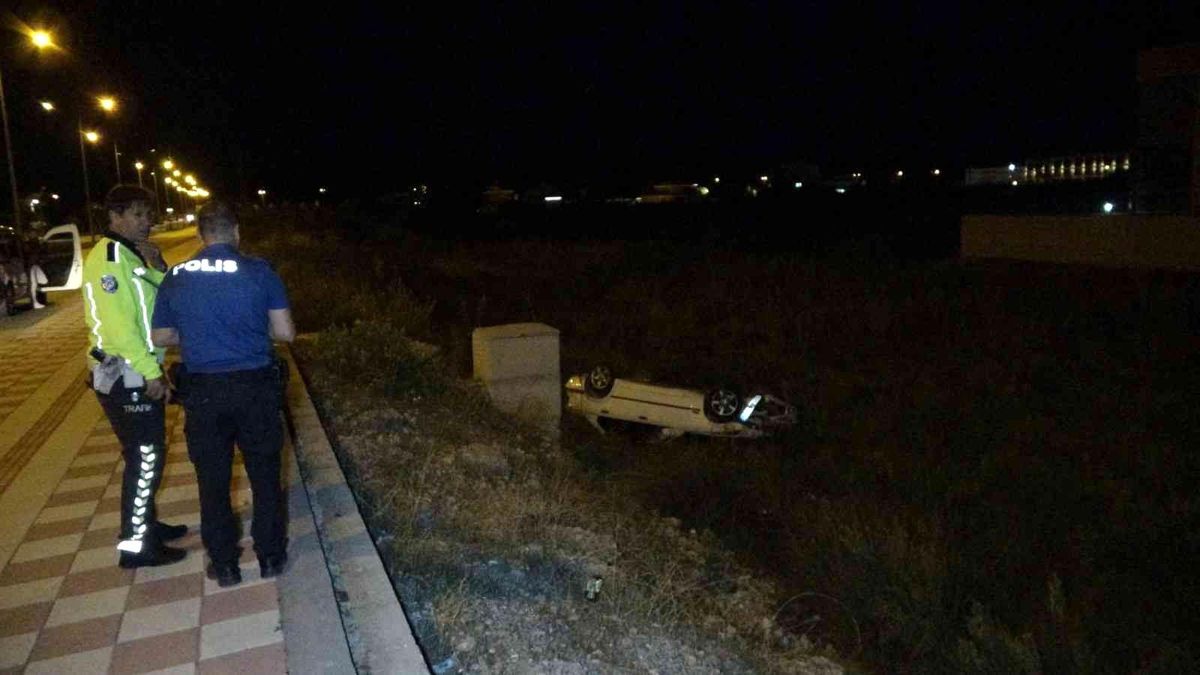 Antalya\'da otomobil şarampole uçtu: 3 yaralı
