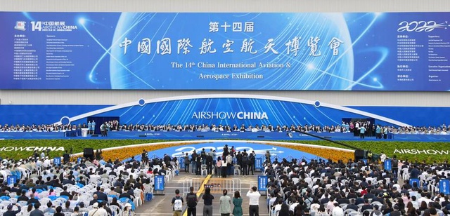 Aya İniş İçin Üretilen İnsanlı Roket Airshow China'da Sergileniyor Aya İniş İçin Üretilen İnsanlı Roket Airshow China'da Sergileniyor