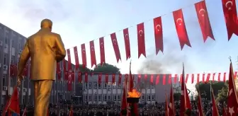 Dolmabahçe Sarayı önünde dalış yapan dalgıçlar su altında Atatürk posteri açtı