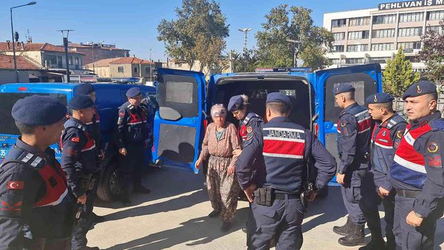 Babasını darbederek öldürmekten yargılanan kadın tutuklandı Babasını darbederek öldürmekten yargılanan kadın tutuklandı