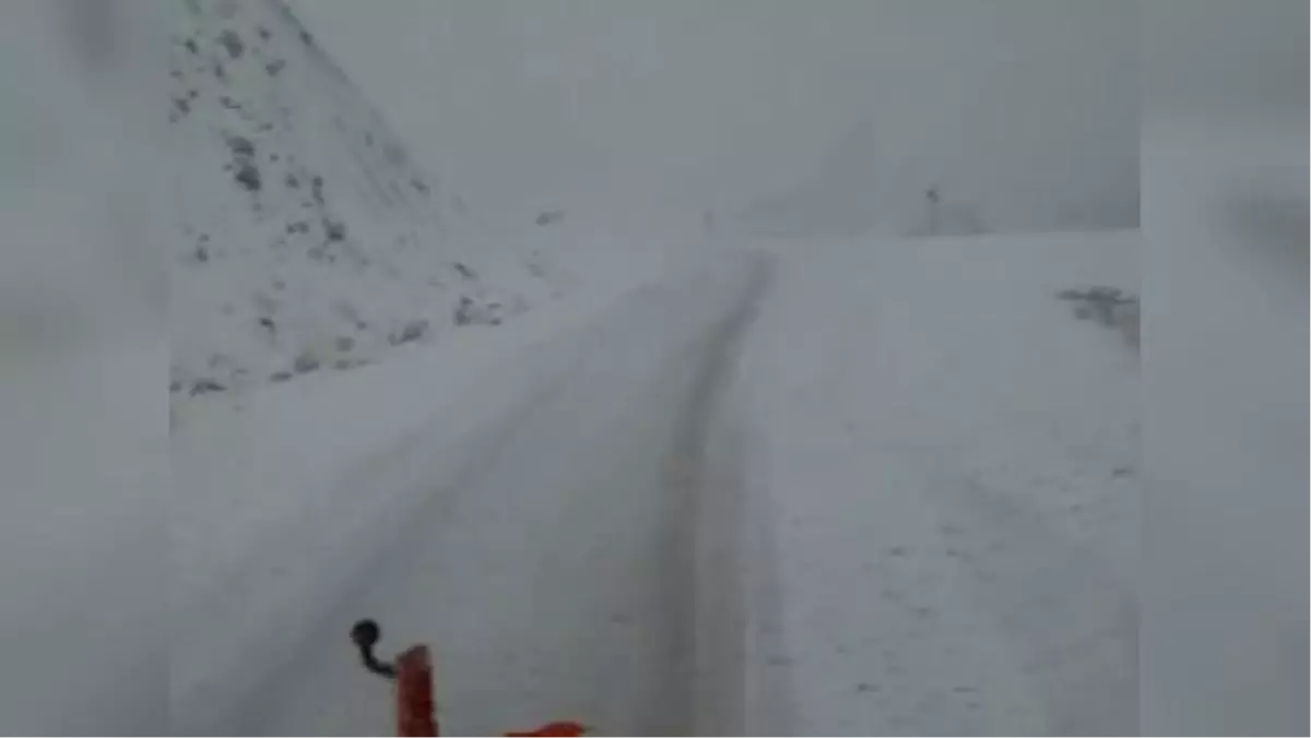 Bahçesaray karayolunda 'kar' yağışı