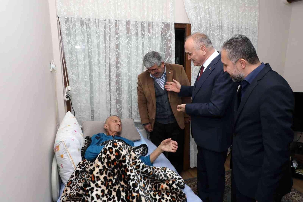 Başkan Özlü hasta ve yaşlıların hayır duası alıyor
