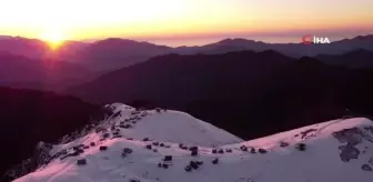 Beyaza bürünen 'Klaskur Yaylası' gün batımında böyle görüntülendi