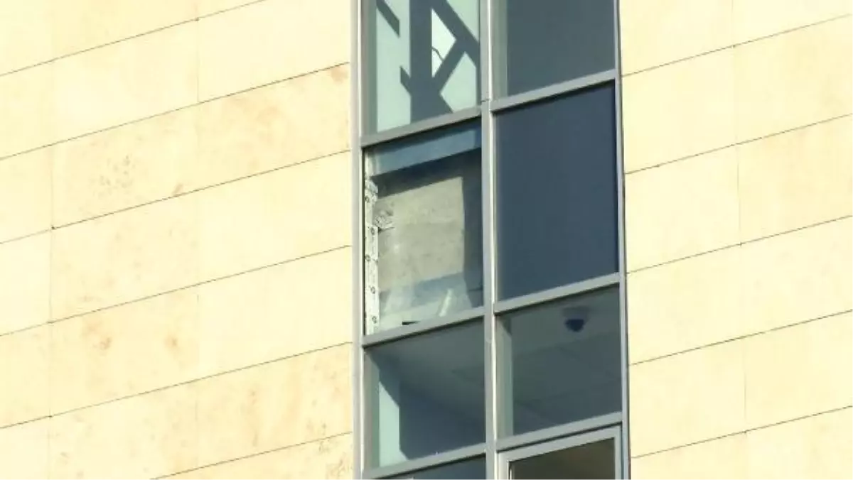 Beyoğlu'nda silahla ateş açtı, kurşunlar öğrenci yurduna isabet etti
