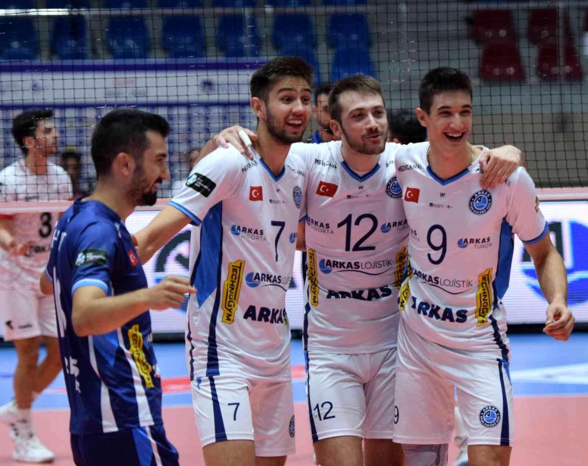 CEV Voleybol Cup: Caruur Volley Gent: 2 Arkas Spor: 3